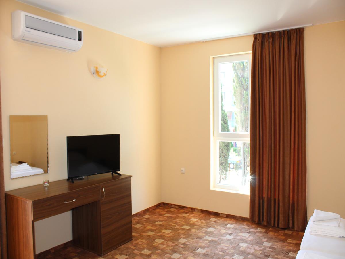 פרימורסקו Hotel Sapphire מראה חיצוני תמונה